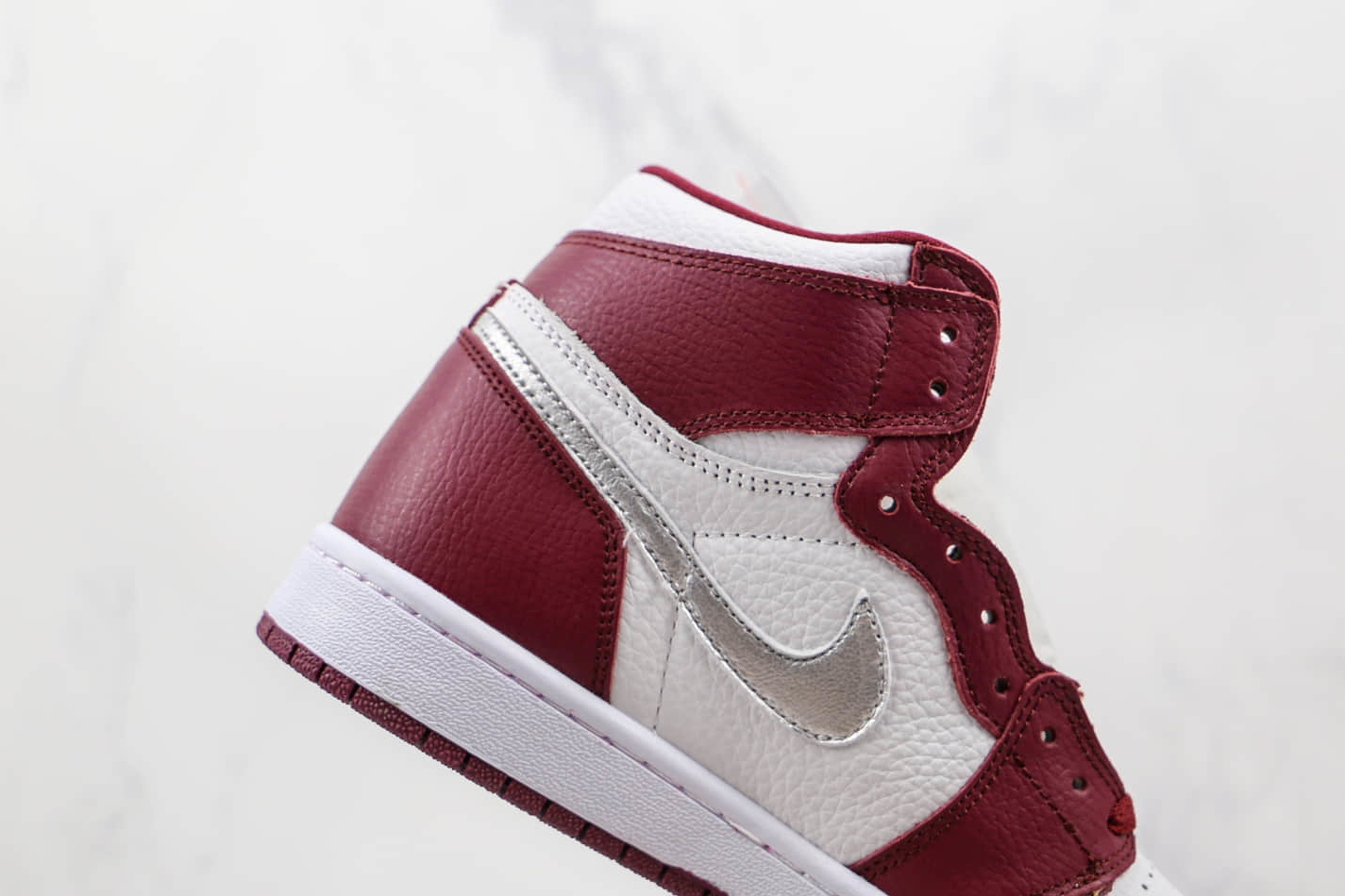 Air Jordan 1 Retro High OG 'Bordeaux' 555088-611 - Iconic Sneakers for Style and Comfort